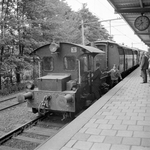 168823 Afbeelding van het aankoppelen van de locomotor nr. 263 (serie 200/300) van de N.S. voor de extra trein voor de ...